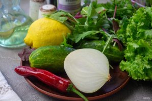 Огурцы с зеленым салатом Огурцы с зеленым салатом