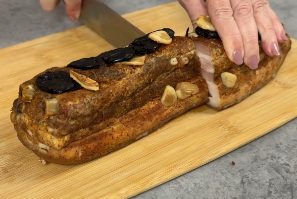 Вместо дорогой колбасы. Грудинка для нарезки к Новогоднему столу — невероятно вкусно и просто Вместо дорогой колбасы. Грудинка для нарезки к Новогоднему столу — невероятно вкусно и просто