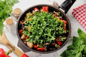 Баклажаны, жаренные с перцем и помидорами Баклажаны, жаренные с перцем и помидорами