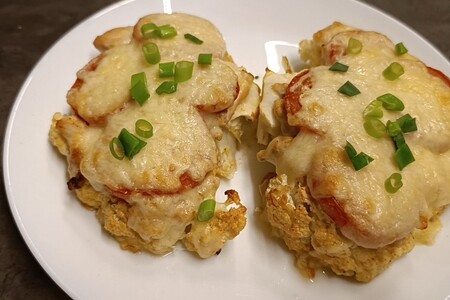 Стейки из цветной капусты с курицей и сыром. Стейки из цветной капусты с курицей и сыром.