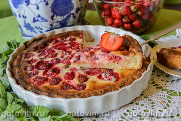 Пирог с клубникой и сметаной Пирог с клубникой и сметаной