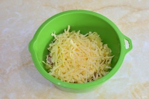 Салат с копчёной курицей и ананасами