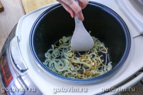 Куриная печень с яблоками, луком и сметаной в мультиварке