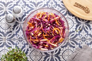 Салат из красной капусты с яблоками и арахисом Салат из красной капусты с яблоками и арахисом