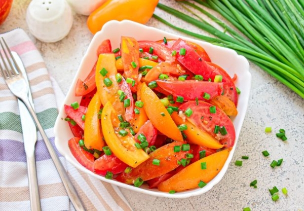 Особый салат из разноцветных помидоров Особый салат из разноцветных помидоров