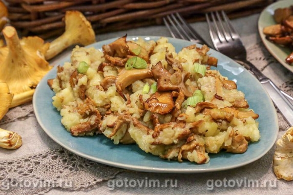 Картофельное пюре с лисичками (толчанка) Картофельное пюре с лисичками (толчанка)