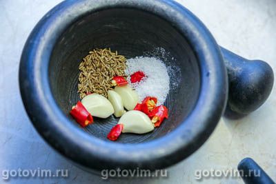 Мятая картошка с соусом мохо в духовке