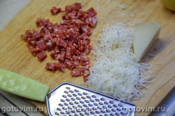 Мятая картошка, запеченная с колбасой чоризо и сыром