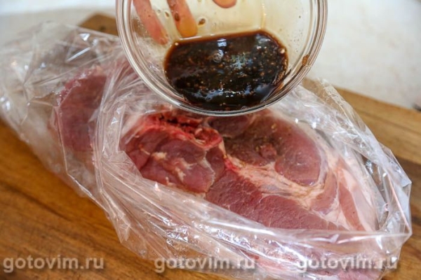 Свинина большим куском, запеченная в рукаве с гранатовым маринадом