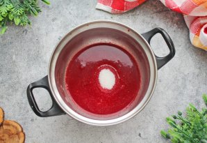 Шоколадный торт с малиной и голубикой