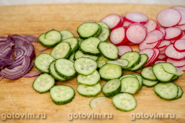 Салат греческий с кальмарами и овощами