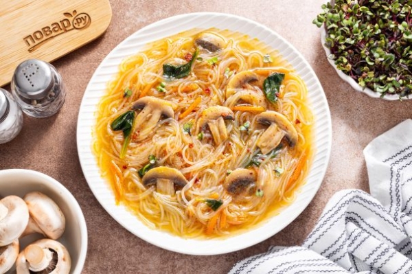 Суп с фунчозой и шампиньонами Суп с фунчозой и шампиньонами