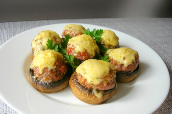 Шампиньоны фаршированные мясом и сыром в духовке Шампиньоны фаршированные мясом и сыром в духовке