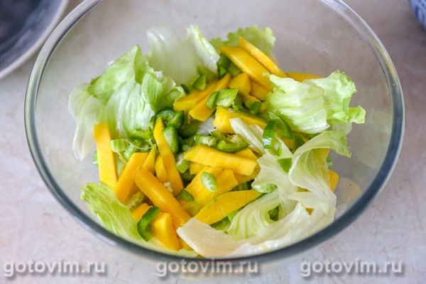 Салат из манго с сельдереем, сыром моцарелла и чили Салат из манго с сельдереем, сыром моцарелла и чили