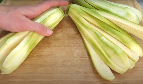 Жареные кабачки вкуснее мяса. Турецкая жена бизнесмена поделилась рецептом: всё готово за 60 минут. Жареные кабачки вкуснее мяса. Турецкая жена бизнесмена поделилась рецептом: всё готово за 60 минут.