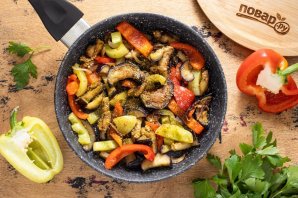 Жареные баклажаны с перцем Жареные баклажаны с перцем