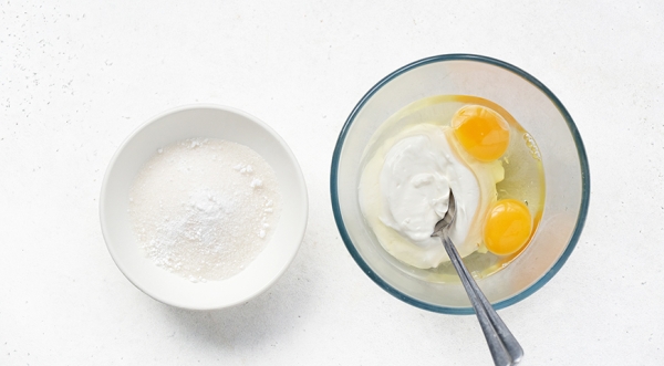 Песочный пирог с ягодами и сметанной заливкой, пошаговый рецепт с фото на 354 ккал