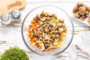 Винегрет с маринованными грибами