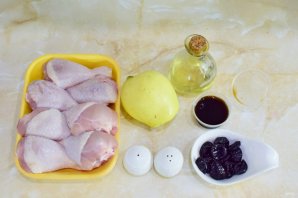 Курица с айвой и черносливом