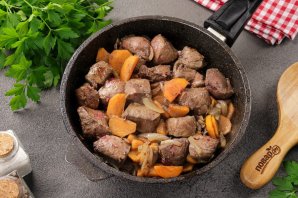 Говяжья печень в сметане с луком и морковью Говяжья печень в сметане с луком и морковью