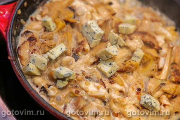 Куриная грудка с лисичками и соусом с голубым сыром Куриная грудка с лисичками и соусом с голубым сыром