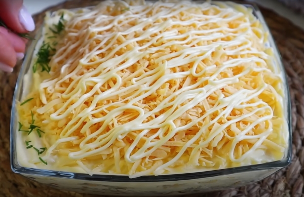 Салат «Анюта» — рецепт из простых продуктов. Вкуснятина за 15 минут