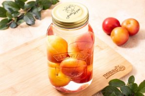 Компот из слив с косточками на зиму