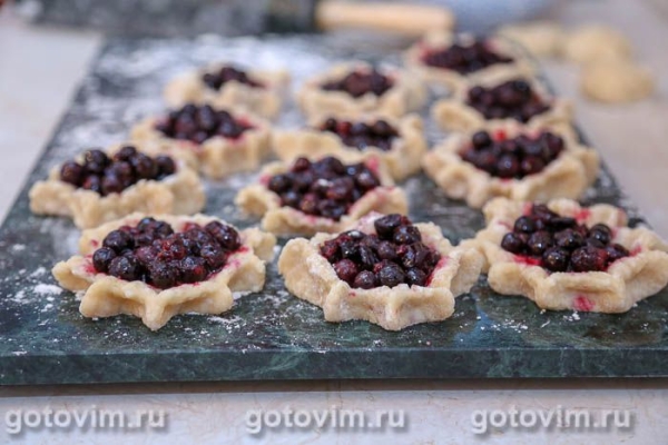 Калитки из творожного теста с черной смородиной Калитки из творожного теста с черной смородиной