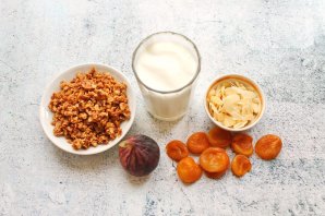 Мюсли в йогурте с инжиром, курагой и миндалем Мюсли в йогурте с инжиром, курагой и миндалем