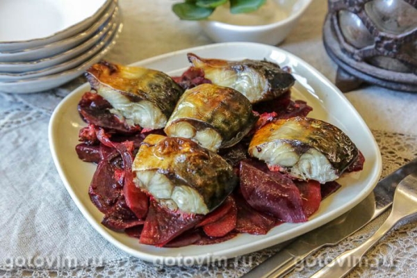 Скумбрия, запеченная на овощной подушке со свеклой и морковью Скумбрия, запеченная на овощной подушке со свеклой и морковью