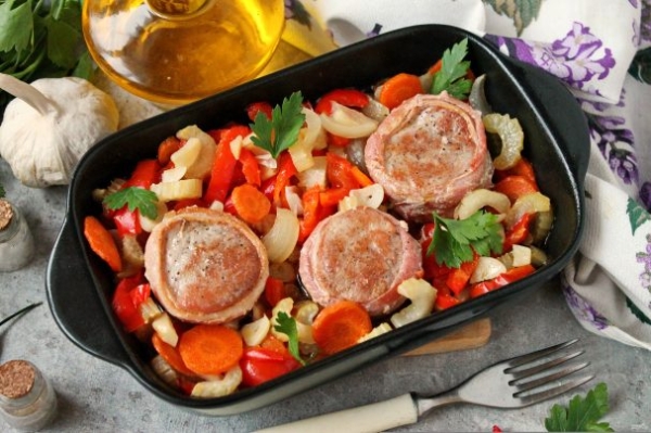 Свиные медальоны в беконе запеченные с овощами Свиные медальоны в беконе запеченные с овощами