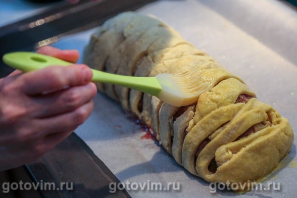 Мясной рулет с яйцом в тесте