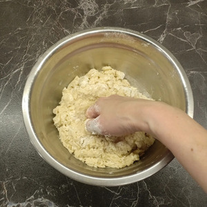 Рулет на дрожжевом тесте с творогом