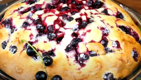 Самый вкусный пирог с черной смородиной. В меру сладкое  тесто на сметане