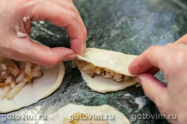 Мини-чебуреки посикунчики с кальмарами Мини-чебуреки посикунчики с кальмарами