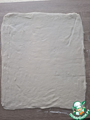 Рулет из слоеного теста с фаршем