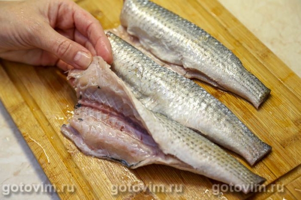 Кефаль, жаренная с апельсином и чесноком