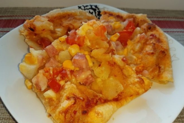 Пицца с крабовыми палочками, кукурузой и яйцами Пицца с крабовыми палочками, кукурузой и яйцами