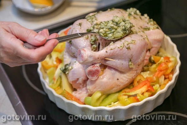 Курица, запеченная целиком с чесночным маслом 