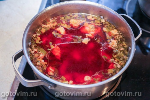 Ботвинник с мясом (суп с говядиной и свекольной ботвой)