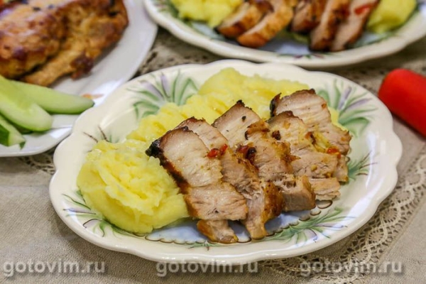 Свиная грудинка, запеченная в маринаде с лимоном и чили