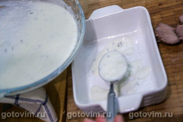 Запеканка из свиного языка с картофелем и сырным соусом бешамель в микроволновке