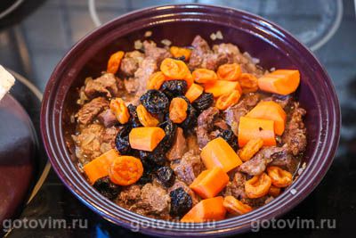 Тажин с говядиной, рисом и сухофруктами Тажин с говядиной, рисом и сухофруктами