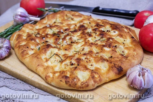 Фокачча с печеным чесноком и розмарином Фокачча с печеным чесноком и розмарином