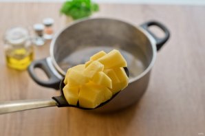 Рассольник с копченой колбасой и перловкой Рассольник с копченой колбасой и перловкой