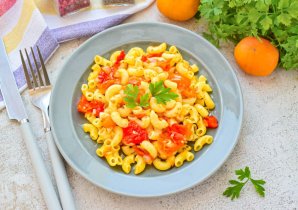 Макароны с помидорами и луком Макароны с помидорами и луком