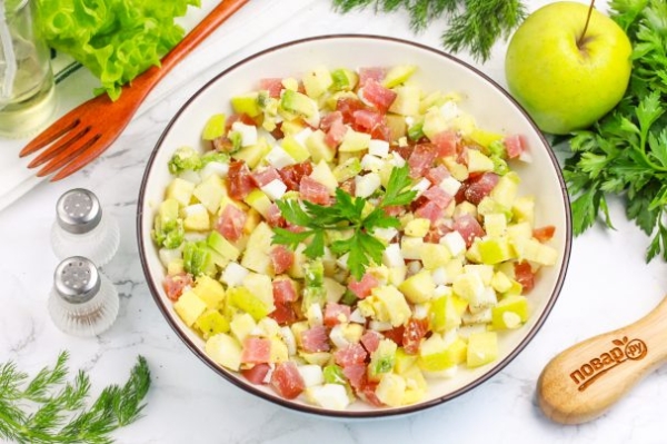 Салат с авокадо и тунцом и яблоком Салат с авокадо и тунцом и яблоком