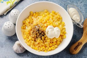 Салат с ананасом, сыром и кукурузой Салат с ананасом, сыром и кукурузой