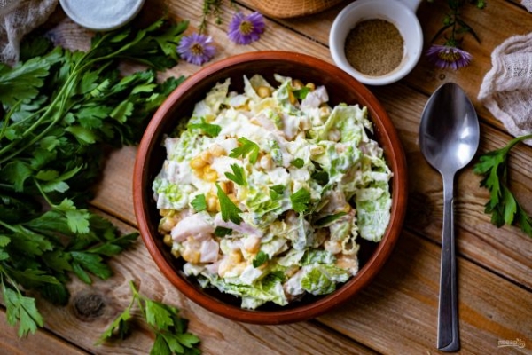 Салат с кукурузой и сухариками Салат с кукурузой и сухариками