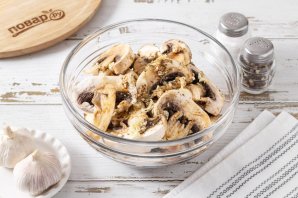 Шампиньоны в чесночном соусе Шампиньоны в чесночном соусе